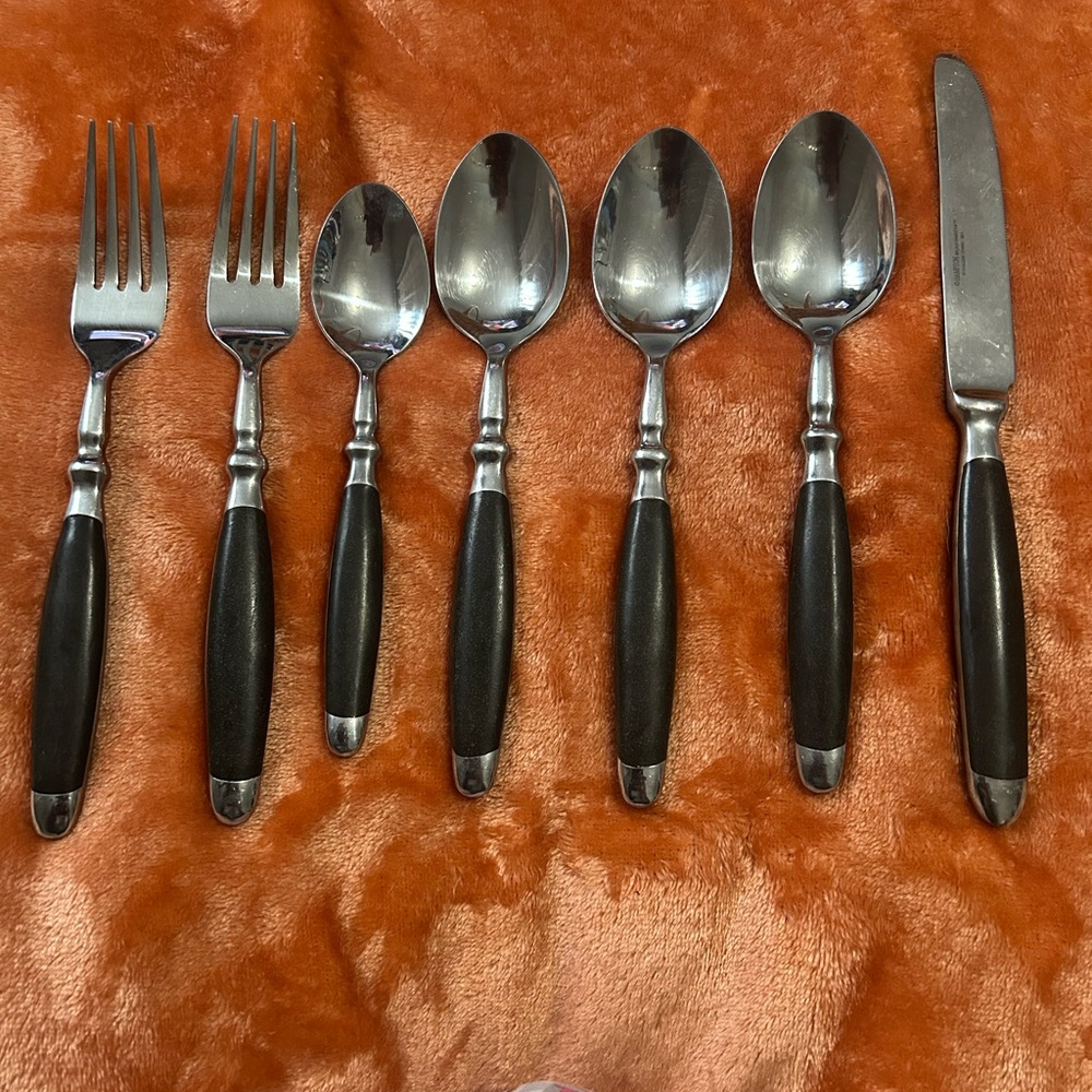 7 pieces Hampton Elegant Black and Silver Cutlery Set